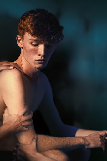 Блестки в голубой комнате